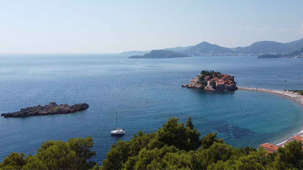 Budva'da panoramik deniz manzaralı satılık arsa